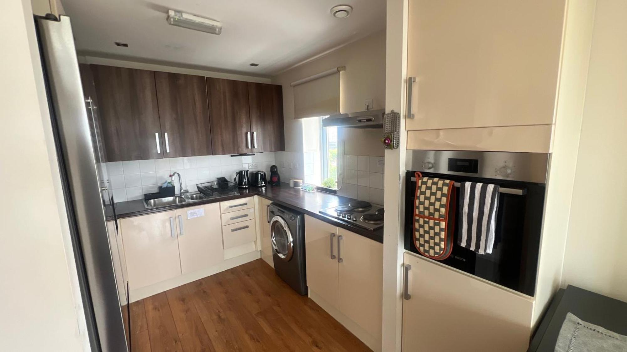 Apartment Sunset Heights Bright 2br With Views And Free Parking London